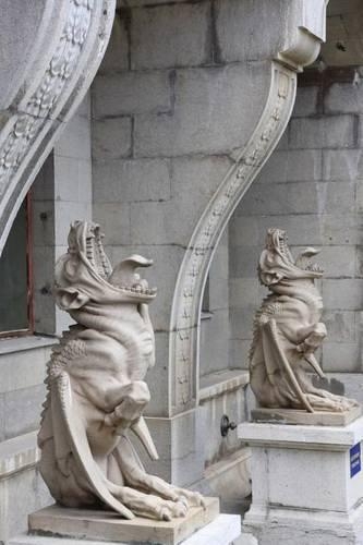 Chimera Statues at Massandra Palace in Crimea Ukraine Journal: 150 Page Lined Notebook/Diary(English)