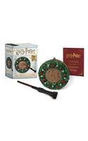 Harry Potter: Hogwarts Christmas Wreath and Wand Set